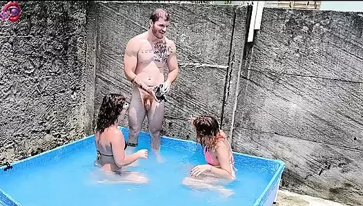 Havuzda ateşli üçlü sikiş