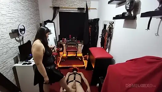 Fışkırtma makinesi her yere fışkırtarak sikişiyor - olgun lezbiyenler patlıyor