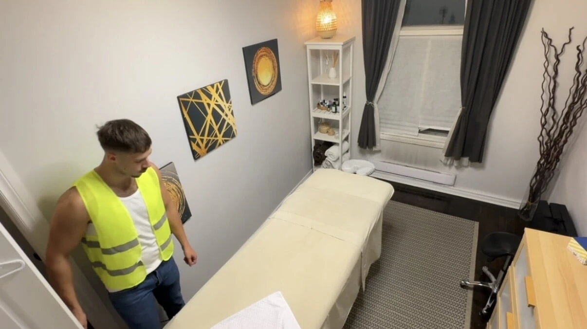 Fransız inşaatçı adam masaj sırasında eşcinsel masör tarafından baştan çıkarılıyor