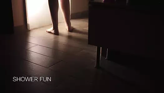 Amımı sikiyorum ve duşta büyük bir dildoya fışkırtıyorum