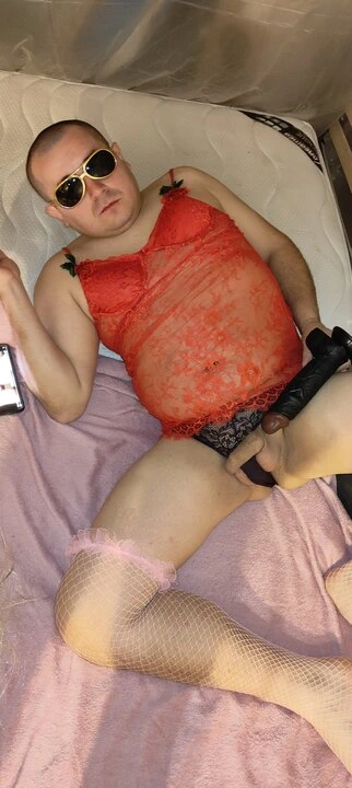 Kocam bir kadın kıyafeti giymiş, kıçında lastik bir horozla mastürbasyon yapıyor ve onu kameraya çekiyorum