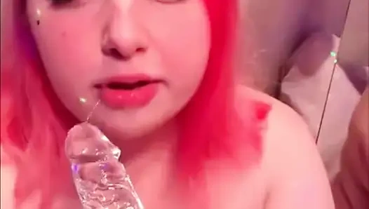 Sevimli iri güzel kız arkadaş erkek arkadaşına tek başına oral seks videosu gönderiyor