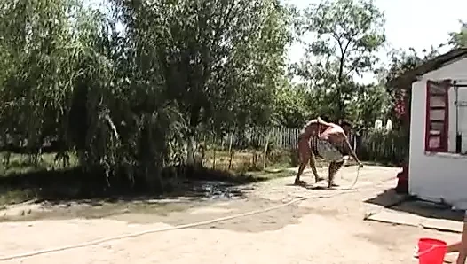 Sürtük Alman bebek açık havada sert sikiliyor