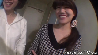 Japon daykları zevk için vücutlarını ve büyük bir yapay penis kullanın