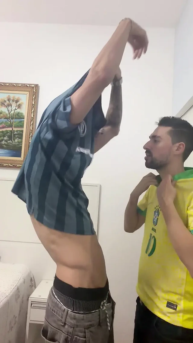 Ateşli baba büyük götlü twink'i sikiyor