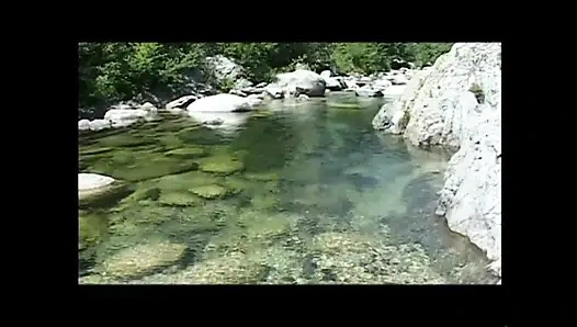 Genç sürtükler ve orta yaşlı seksi kadınlar yoğun sakso çekiyor ve lezbiyen mastürbasyon yapıyor (tam film)