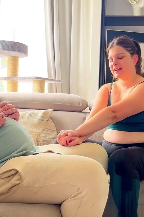 Genç evli kadın Lexi kredi kartı almak için babasının yarağını emiyor