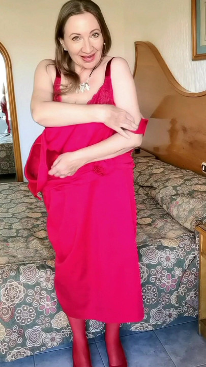 Kırmızı iç çamaşırlı ve çoraplı