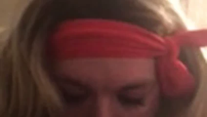 Brittney, babasının büyük siyah horozunu tıpkı ev hanımı gibi emiyor