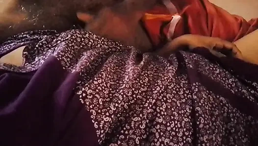 Tamil köylü kızının göğüsleri kocası tarafından emiliyor ve masaj yapıyor