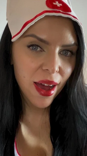 Потрясающий момент от "Медсестра Kira Queen раздевается и трахает пальцами ее брызгающую пизду!"