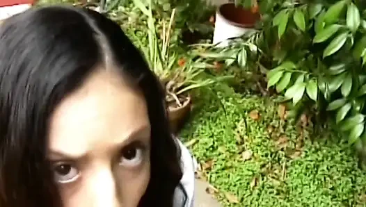 Esmer hatun açık havada büyük yarak emiyor ve patlamalı orgazm oluyor