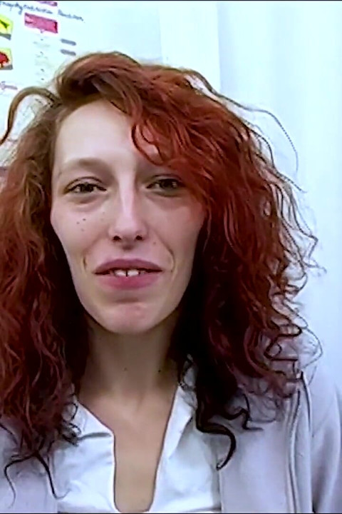 Kızıl saçlı orta yaşlı seksi kadın Dr. Dirty'te mastürbasyon yapıyor