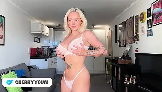 Büyük memeli 18 yaşındaki İngiliz genç kızla çıplak bikini denemesi