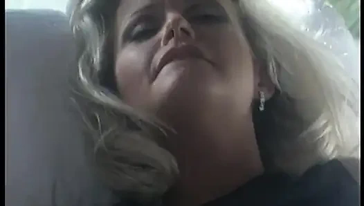 Azgın sürtük büyük beyaz yarakla domalıyor ve amından sert sikiliyor