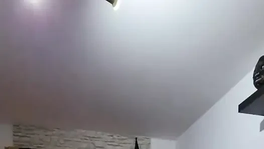 Orta yaşlı seksi kadın amcığını parmaklıyor ve fışkırtarak orgazm oluyor