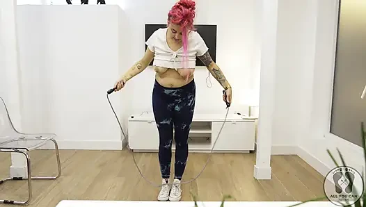 Yoga eğitimi ısınma zıplıyor jacks ip atlıyor büyük memeler