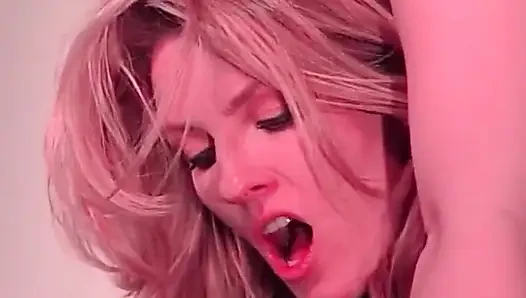 Sarışın orta yaşlı seksi kadın ve kızıl saçlı hatunla ateşli üçlü seks