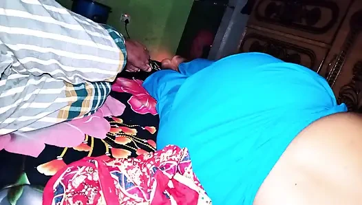 Evli kadın kibirliydi ve ben mutlu bir şekilde küstahlığını çözerek karısını siktim.