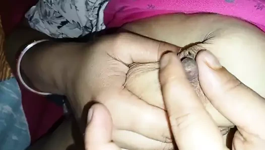 Hintli olgun anne tüm vücudunu gösterir.