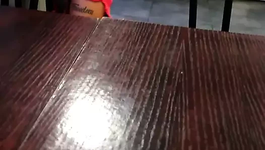 Kırmızı pantolonlu kadın