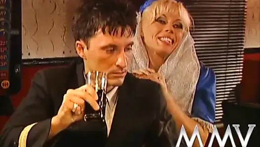 Esmer genç kız havuzda sikişiyor