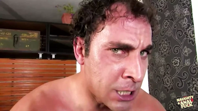 Bu süper seksi sürtük için deneyimli bir adam ve siki tarafından yapılan anal deneyim