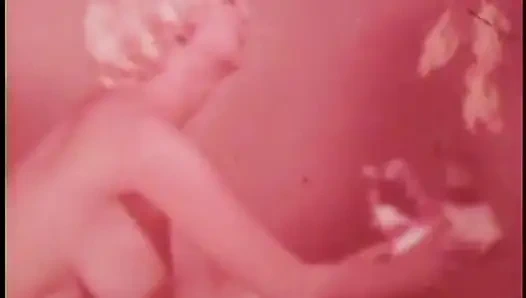 Ateşli klasik orta yaşlı seksi kadınlar şehvetli soyunuyor