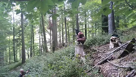 Boynumda tavşan maskesi ve köpek tasmasıyla