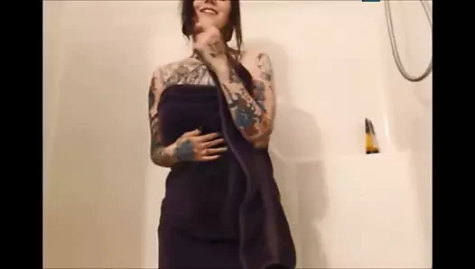 Sıcak gotik bebek duş alıyor.