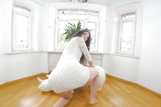 Katty West bugün sanal gerçeklikte bizimle çıplak oynuyor ve amını parmaklıyor