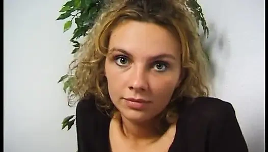 Sarışın tatlım bakış açısıyla parmaklamadan önce mastürbasyon yapıyor