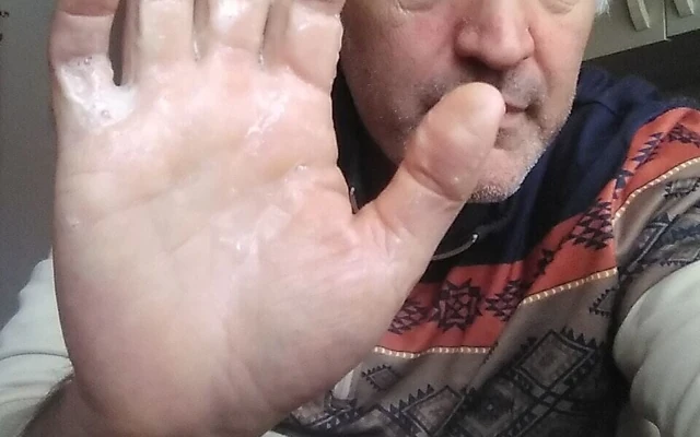 Eliyle yakın çekimde spermle edepsizce boşalma