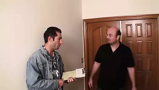 Muhteşem genç bir şişman horoz için eğilir