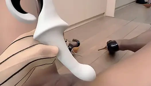 Kadın kılıklı sekreter külotlu çorap katmanlarında kendini oynuyor (büyük boşalma)