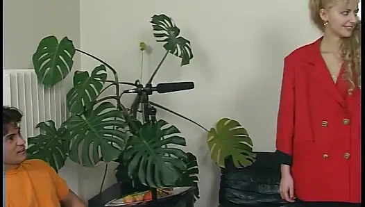 Sarışın hatun ve olgun esmer vahşi üçlü seks eğlencesinde