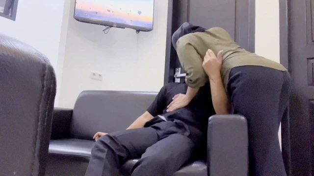 Kaltak evli kadın onu kocasınınkinden başka büyük bir yarakla aldatıyor