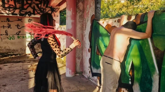Bdsm kadın egemenliği kırbaçlama. Dominatrix Nika terk edilmiş bir binada gün batımında kölesini cezalandırıyor. Sırt kaşıma.