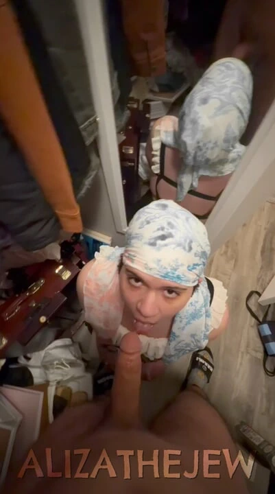 Yahudi hizmetçinin içine boşalıyor