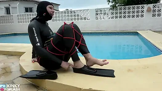Wetsuit esaret denizkızı kaygan havuzda yüzgeçler, ip ve derin dalış