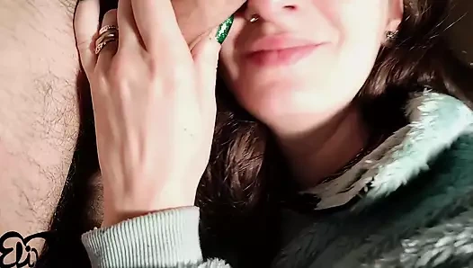 Geri sayım ile titreyenin ağzına boşalmanın çok yakın çekim görünümü