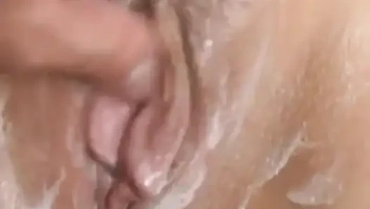 Martin c. Lia'nın üstünü krem içinde kapatıyor ve sonra onu sikiyor