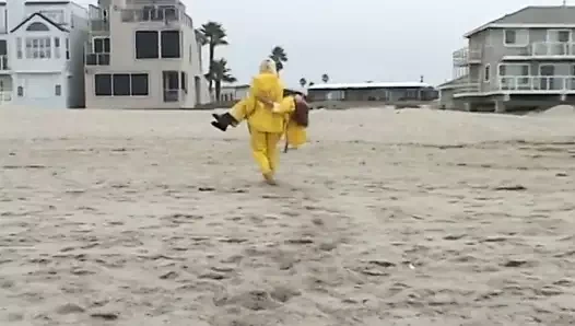 Tıknaz kaltak ve kız arkadaşı ıslak amcıklarıyla oynuyor