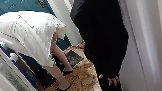 Doktoru mastürbasyon yaparken yakaladım ve boşalmasına yardım ettim