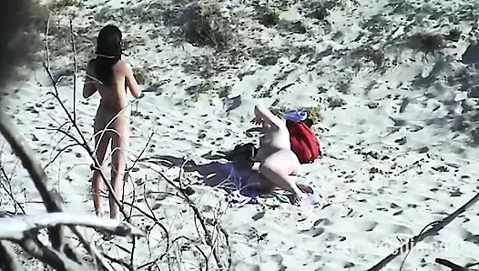 Genç lezbiyenler plajda yağ masajına bayılıyor