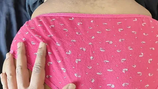 Hintli yeni evli kadın kırmızı sutyen ve külotla yüksek sesle çığlık atıyor - ilk balayında domalarak dölleme!