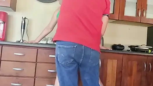 Kocam öğle yemeği için eve gelmeden önce beni sik