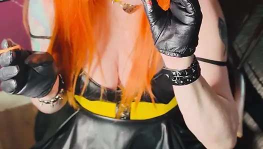 Kızıl saçlı Tina Snua deri elbise ve eldiven giyerek aynı anda 2 sigara içiyor