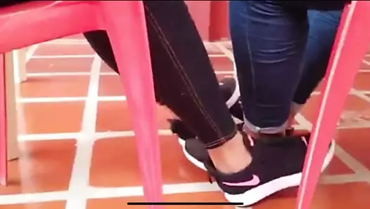 Spor ayakkabılarından yeni çıkmış ayaklarını gösteren 2 sevimli kız