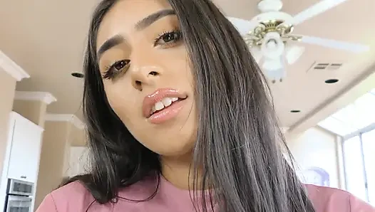 Dövmeli orta yaşlı seksi kadın kıllı amcığını taşan kalın dölle besliyor